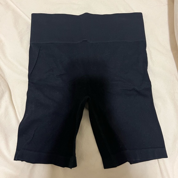 Babaton shorts - Picture 2 of 3